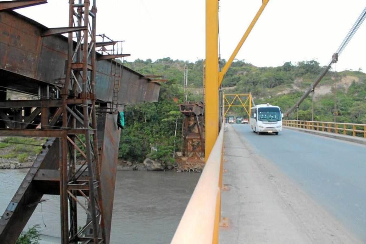 Hace tres años debió terminarse este puente metálico modular cuya construcción se inició luego de una evaluación a la actual estructura que concluía que de carácter urgente se tenía que reemplazar el puente La Paz debido al estado en que se encontraba. (Foto: Archivo/VANGUARDIA LIBERAL )