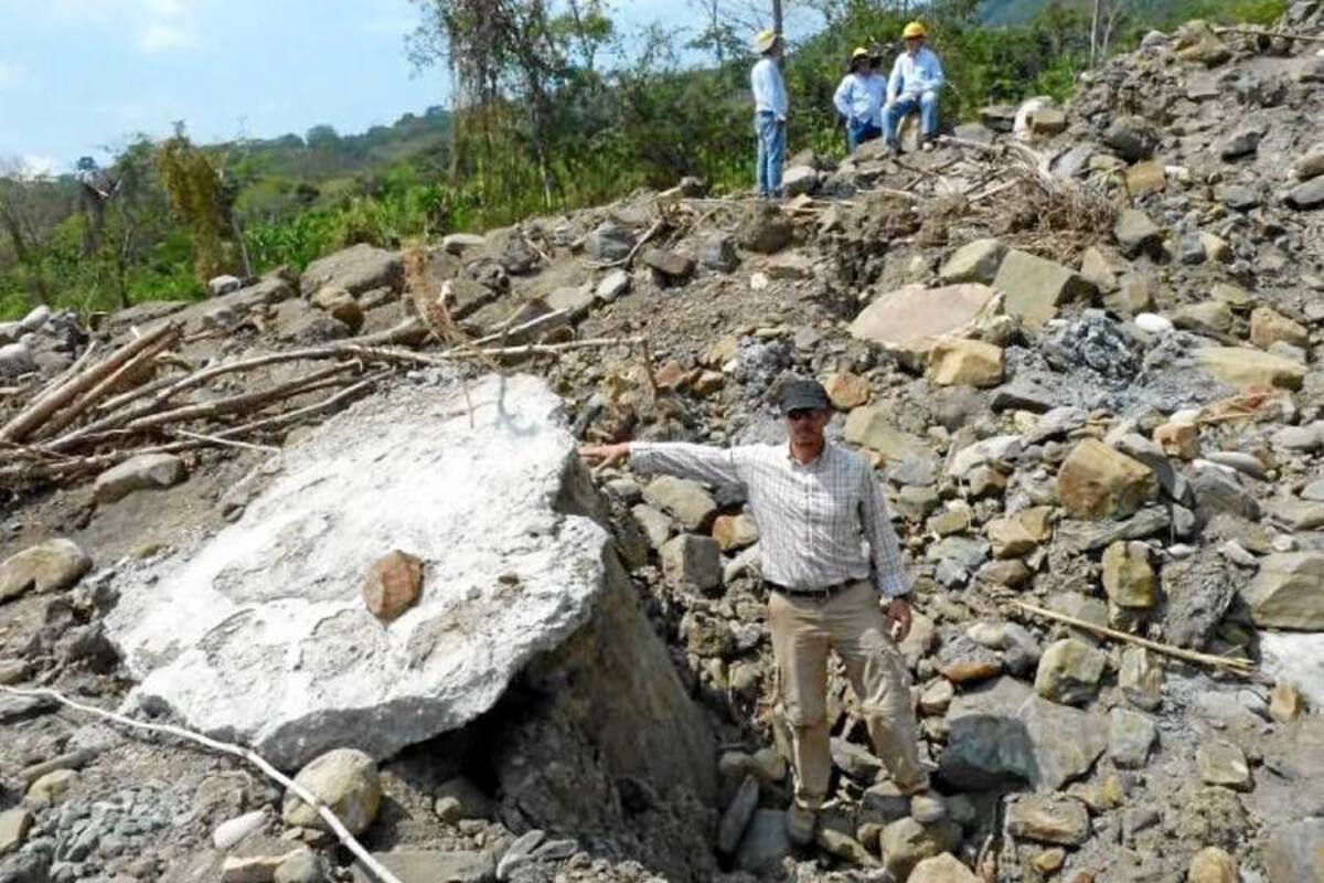 En la imagen se observa uno de los pilotes de las obras en construcción que han sido volteados por el desplazamiento de uno de los coluviones sobre los que se construye la carretera. (Foto: Suministrada/VANGUARDIA LIBERAL)
