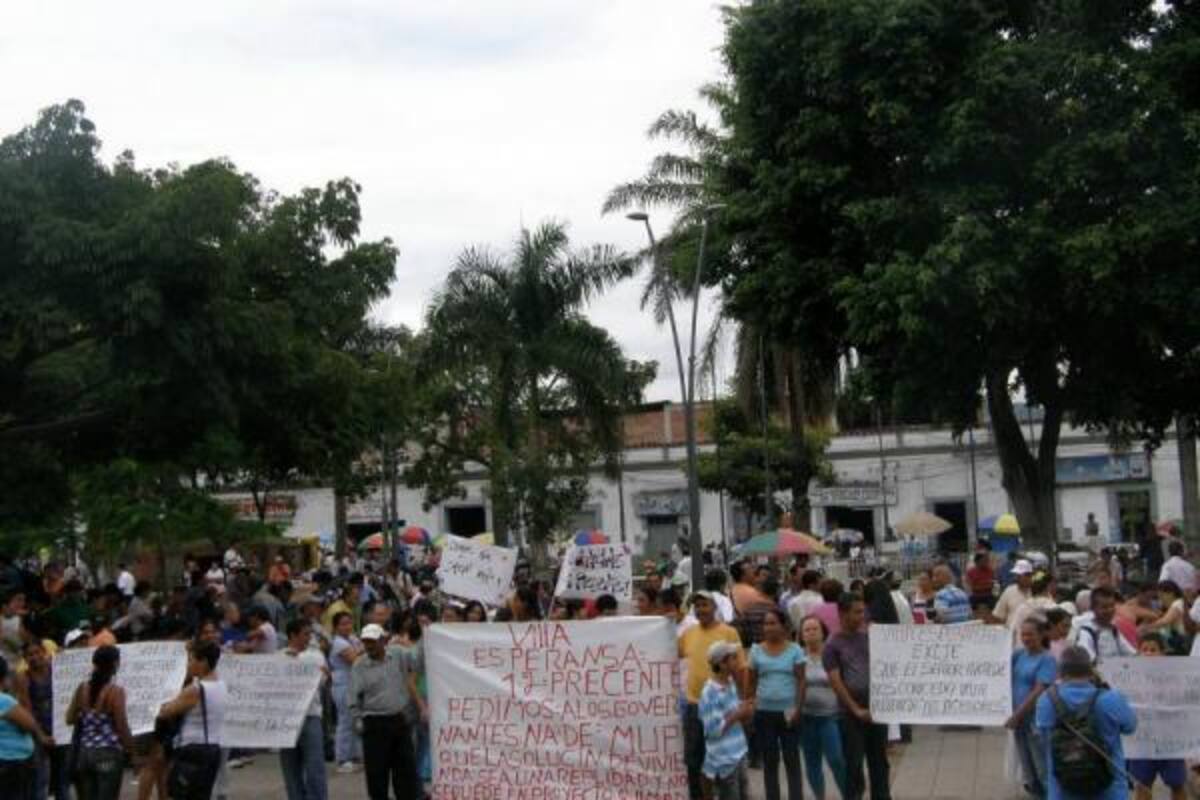 Durante la mañana de ayer, cientos de familias y líderes de los asentamientos humanos de Suratoque, exigieron a la Alcaldía de Floridablanca explicación sobre el proyecto de vivienda de interés social.(Foto: Luisa Fernanda Ruiz/VANGUARDIA LIBERAL)
