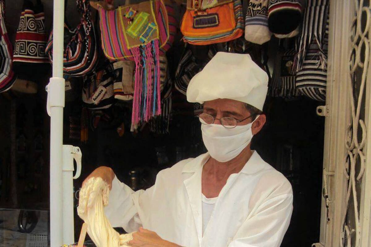 Desde su puesto de trabajo en la Carrera octava cerca al parque principal, Fidel asesora a cada uno de sus clientes que buscan mejorar la salud con una de sus famosas gelatinas. (Foto: Brayner R. García Ardila/VANGUARDIA LIBERAL )