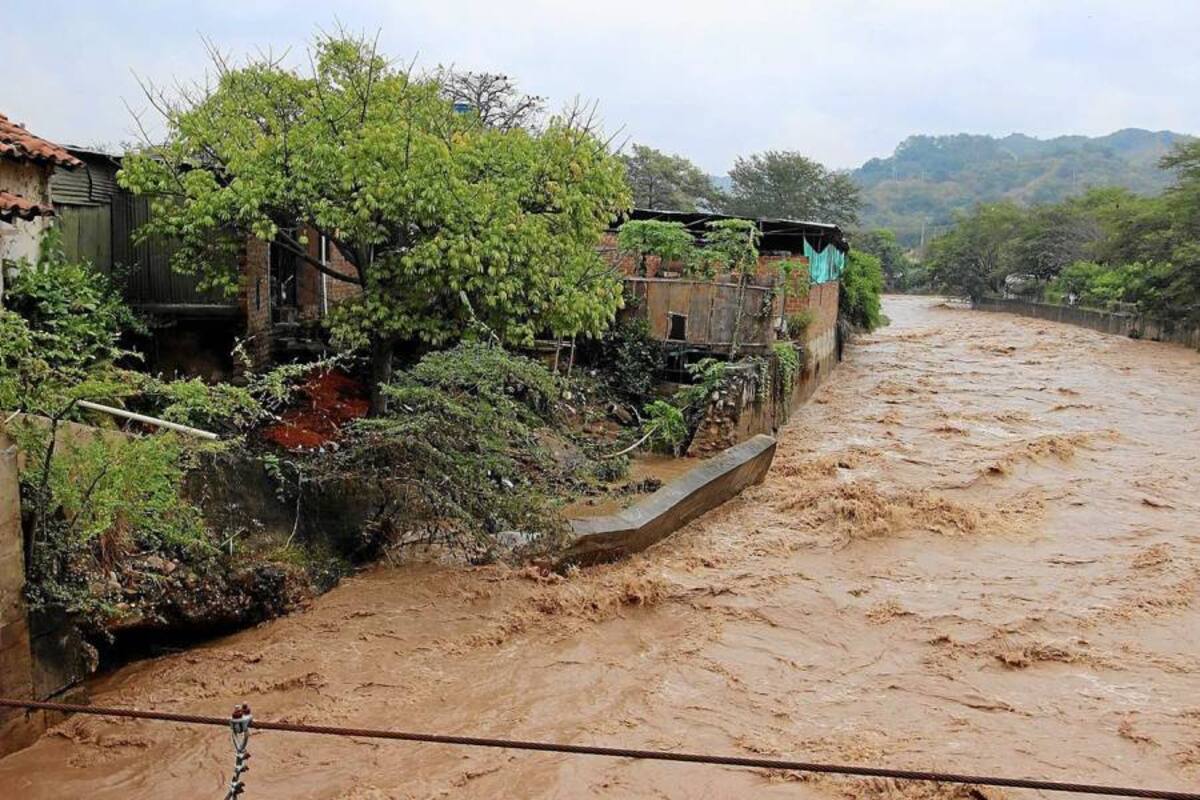 La fuerza de las lluvias tomó por sorpresa a más de un ciudadano, ninguno, al parecer, se imaginaba los estragos que podrían causar estas aguas en plena temporada de invierno. (Foto: Fotografía: Mauricio Betancourt/VANGUARDIA LIBERAL)