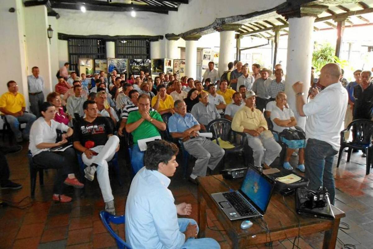 Reunión efectuada en la Casa de la Cultura de San Gil con la presencia de funcionarios de la CAS, Federación de cafeteros, secretaria de agricultura, apicultores y caficultores de las provincias Guanentina y Comunera. (Foto: Nancy Acuña R./VANGUARDIA LIBERAL)