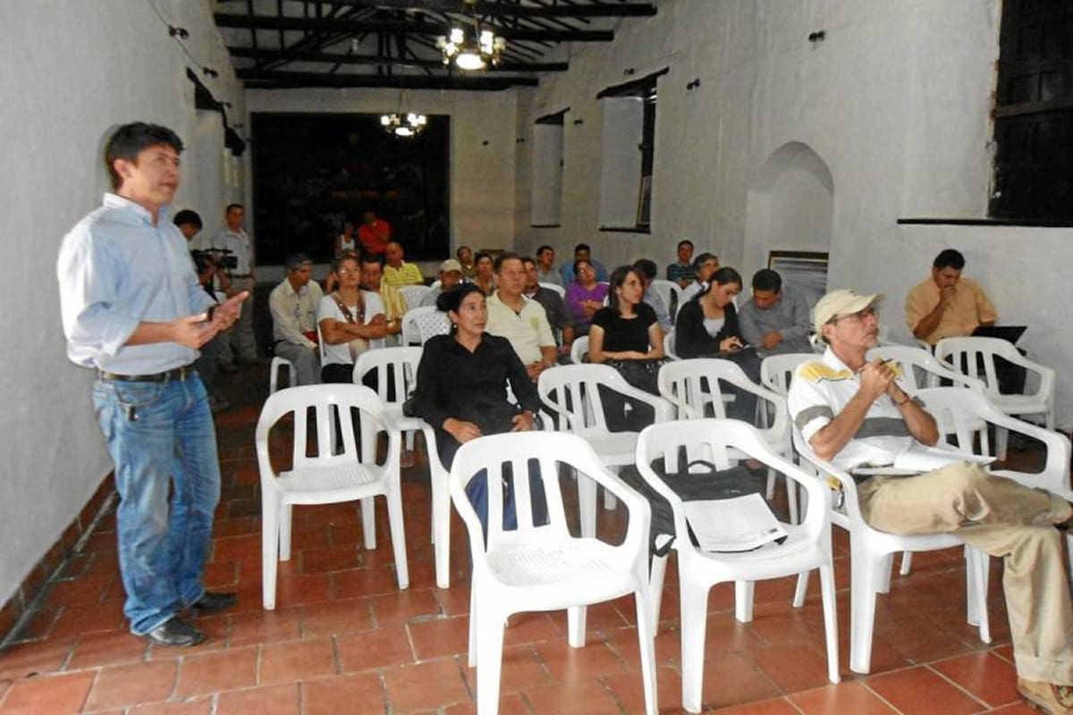 Ariel Osorio Galván director ejecutivo Corpoaire, da a conocer a los asistentes los resultados de la formulación del Plan de ordenamiento y manejo de la cuenca del Río Fonce para su evaluación y agregar aportes para obtener la propuesta final que será adoptada por la autoridad ambiental CAS. (Foto: Nancy Acuña R./VANGUARDIA LIBERAL)