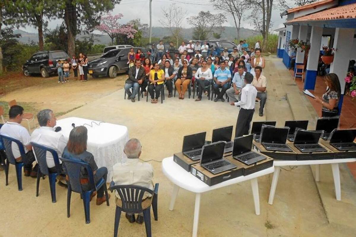 La Escuela de la vereda Puente Tierra será una de las beneficiadas con la instalación de fibra óptica para conexión a internet, con lo cual se facilita la educación (Foto: Nancy Acuña R. / VANGUARDIA LIBERAL)
