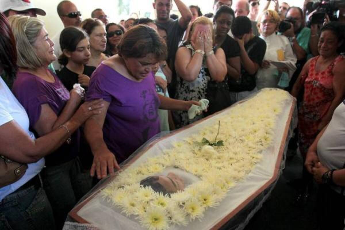 La madre de Igor, una de las víctimas de la masacre en la escuela Tasso da Silveira, llora sobre su féretro ayer en Río de Janeiro.(Foto: EFE / VANGUARDIA LIBERAL)