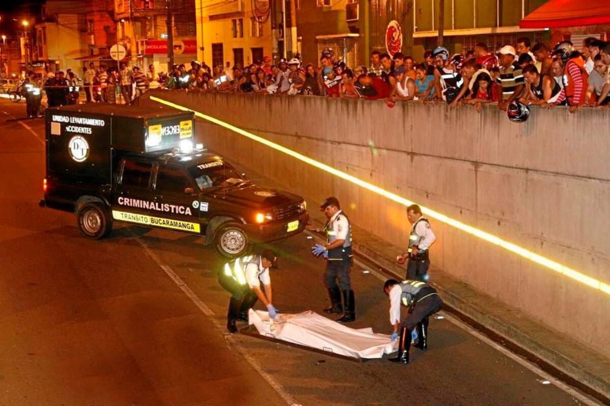 El fatal accidente de tránsito ocurrió el domingo a las 7:55 de la noche. Agentes de la Dirección de Tránsito realizaron la diligencia de levantamiento del cadáver. (Foto: Marco Valencia/VANGUARDIA LIBERAL )