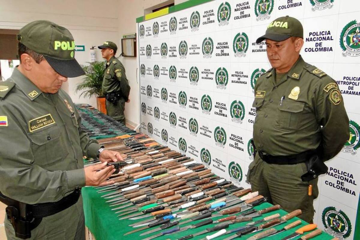 La Policía encontró varias adminículos artesanales conocidos como ‘peinillas’ y un lapicero con adaptador para chuzos. (Foto: Suministrada/VANGUARDIA LIBERAL)