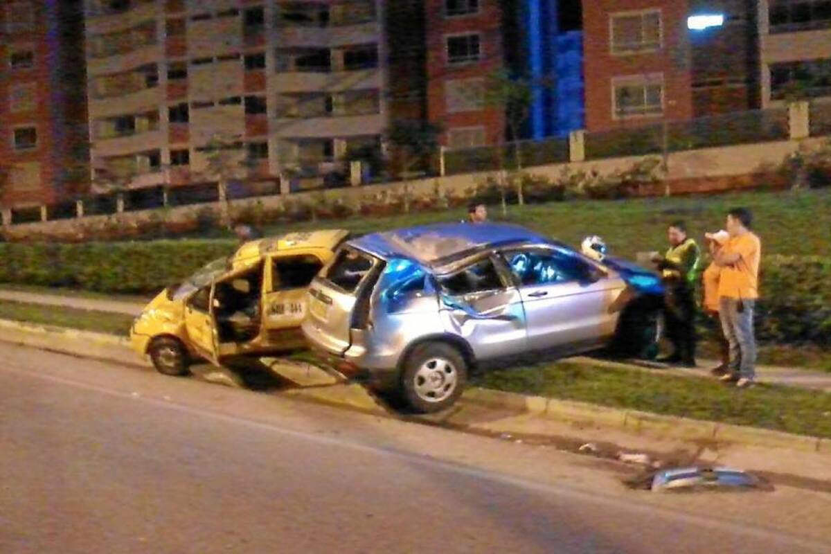 Así quedaron los dos vehículos que se estrellaron en el anillo vial, ayer a las 2:00 de la mañana. El taxista fue el más afectado, resultó con trauma craneoencefálico severo, según las autoridades. de la moto. (Foto: Suministrada/VANGUARDIA LIBERAL)