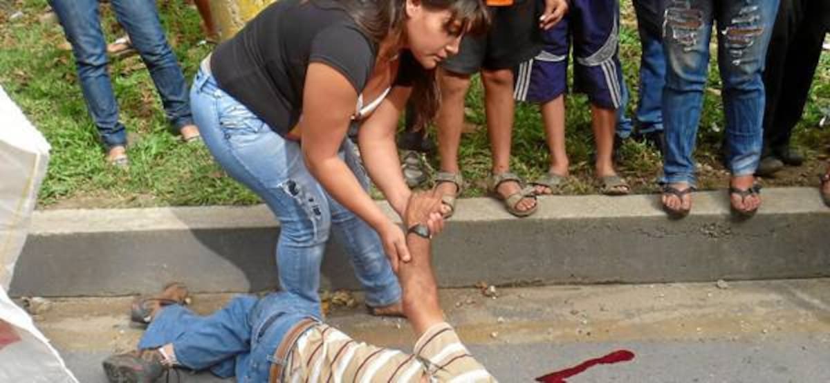 Euclides Fuentes resultó con varias heridas en el cuerpo y fue trasladado a la clínica Metropolitana. (Foto: Suministrada/VANGUARDIA LIBERAL)