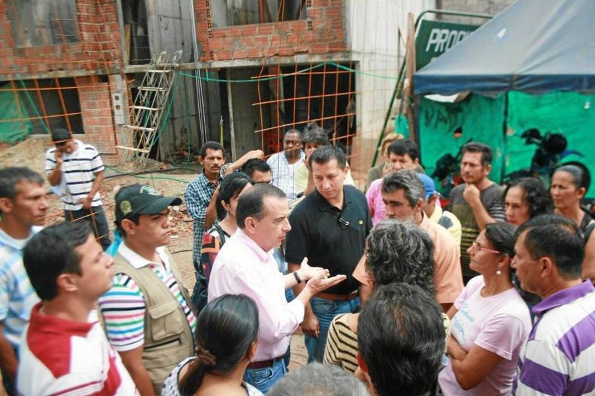 Los habitantes de Portal de Belén escucharon del alcalde de Piedecuesta las advertencias sobre el engaño al que muchos son sometidos por las obras que se realizan sin licencia de construcción. (Foto: Suministrada/VANGUARDIA LIBERAL)