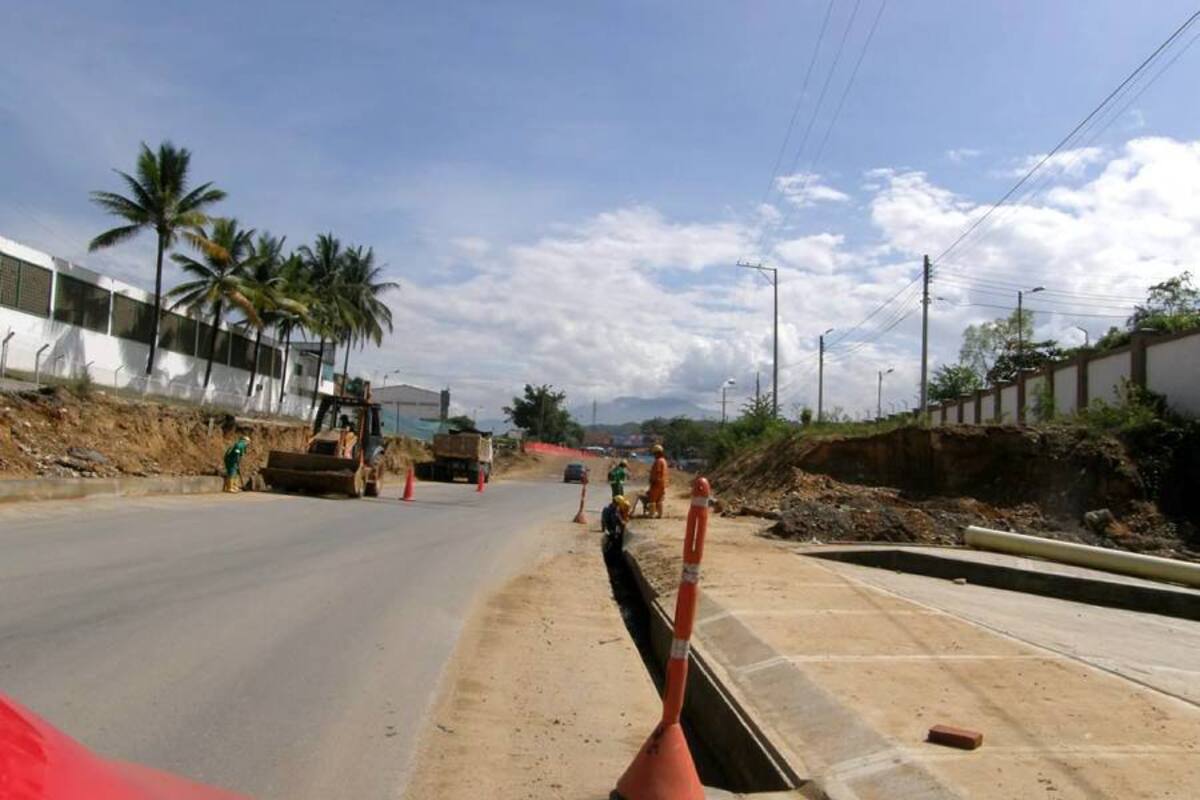 El taponamiento de las cunetas ha generado molestia en los residentes de los barrios cercanos a las obras por la acumulación de material de arrastre. (Foto: Sully Catherine Santos H./VANGUARDIA LIBERAL)
