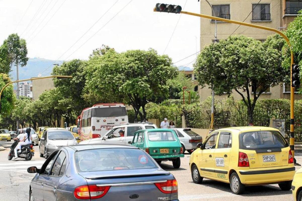 En las últimas semanas se han reportado daños en varios cruces con semáforos de Floridablanca. (Foto: Mauricio Betancourt/VANGUARDIA LIBERAL)