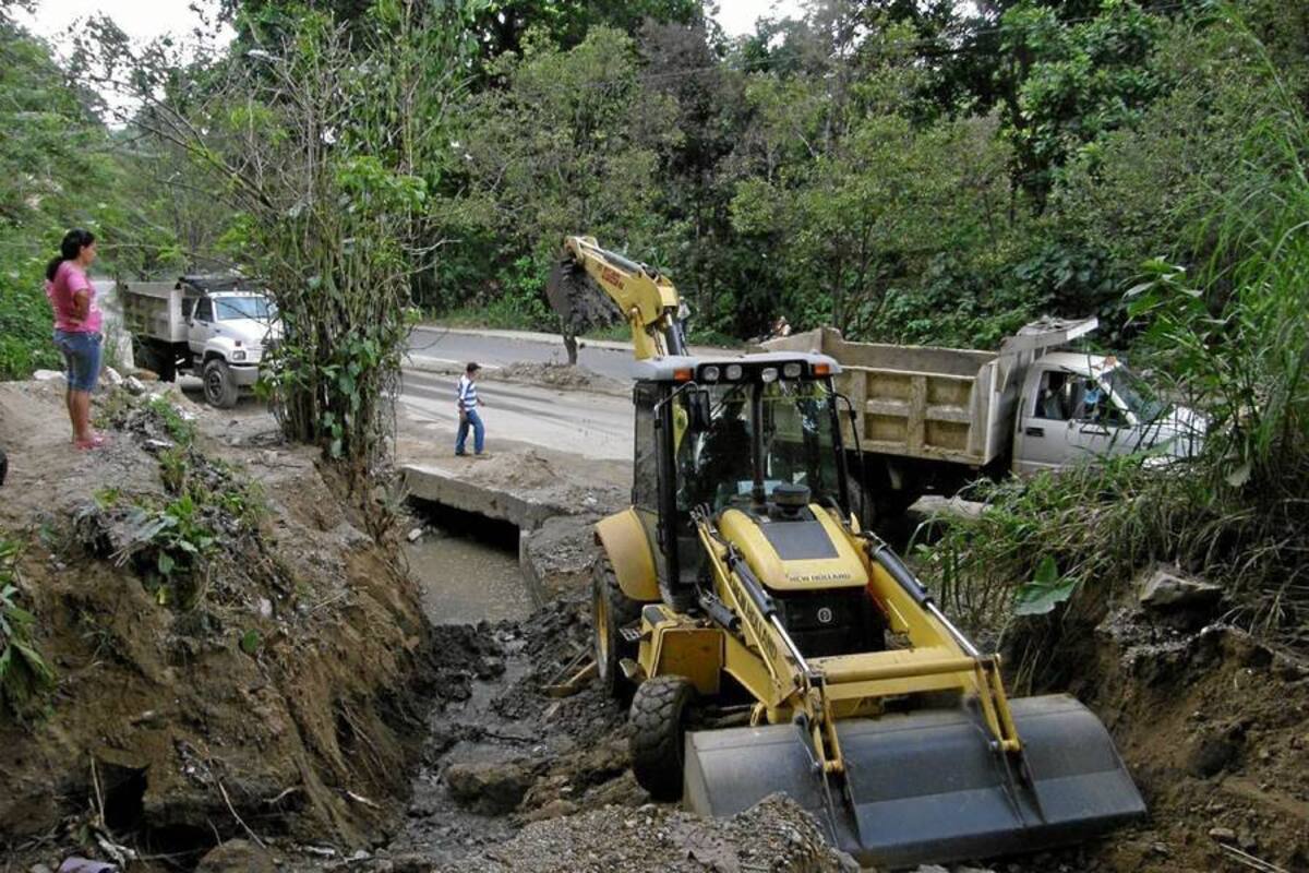 Iniciaron las labores de limpieza de la cañada que atraviesa la Transversal Oriental como medida de prevención de taponamientos que pongan en ries-go el tránsito vehicular y peatonal. (Foto: Javier Gutiérrez/VANGUARDIA LIBERAL)