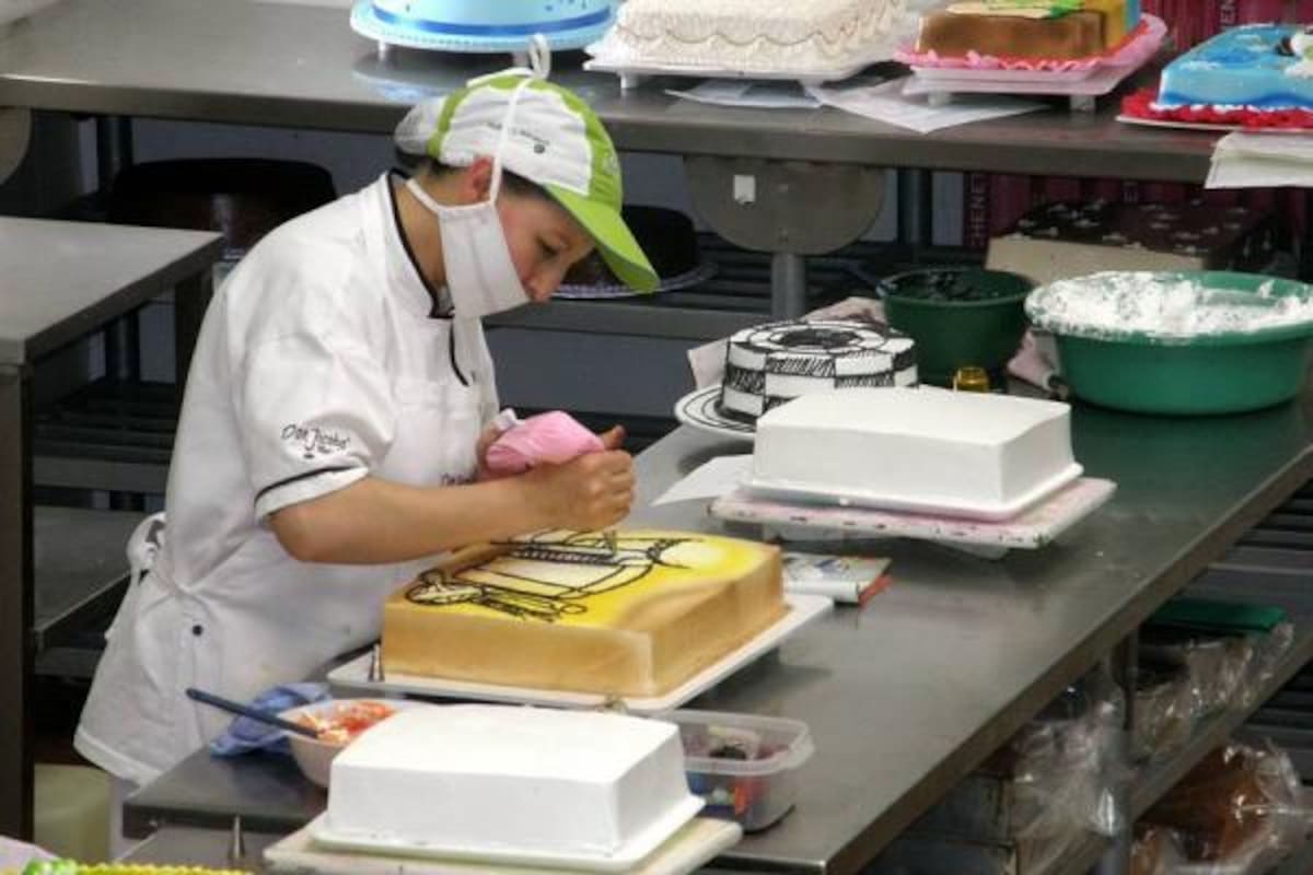 Pese a que Jacobo Álvarez, fundador de Don Jacobo, Postres y Ponqués es abogado de profesión, hoy está al frente de la empresa con la que siempre soñó y trabaja actualmente para ser pastelero de profesión.(Foto: Javier Gutiérrez/VANGUARDIA LIBERAL)