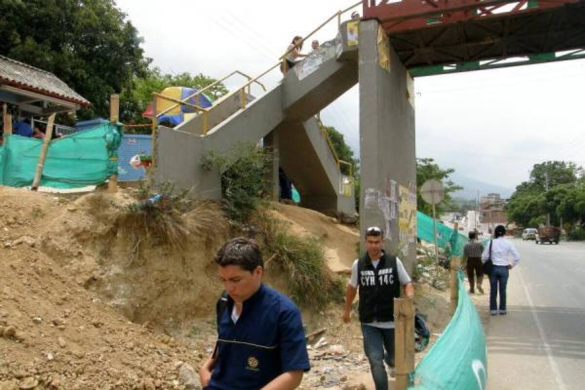Los trabajos inconclusos en el puente de La Normal generan incomodidad e inseguridad en los peatones.(Foto: Archivo / VANGUARDIA LIBERAL)