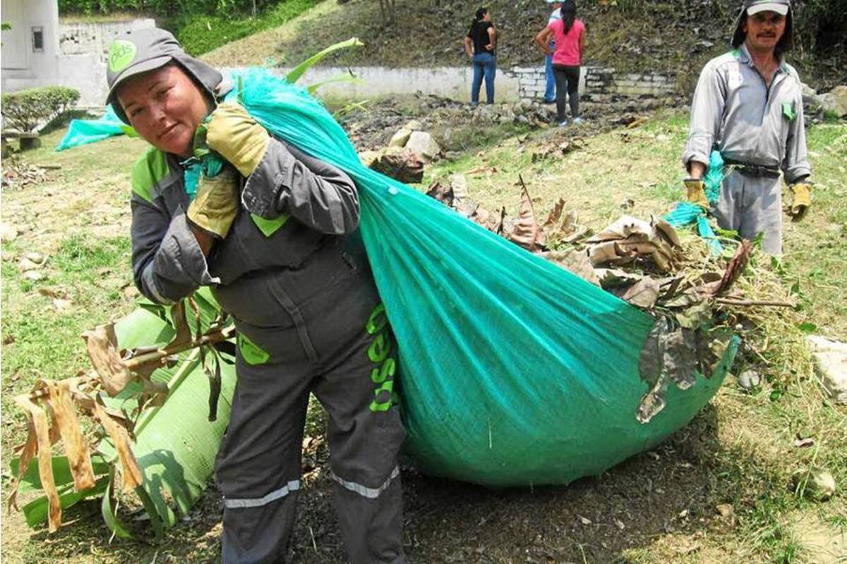Operadores de la PDS realizaron este fin de semana labores de ornato en el barrio La Colina Campestre. (Foto: Suministrada/ VANGUARDIA LIBERAL )