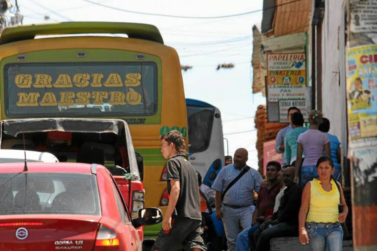 La necesidad de un cambio en la señalización de pare sobre la calle 7 y la demora en este proceso, sigue causando congestión para la salida de vehículos a la autopista, especialmente en las horas pico. (Foto: Archivo/ VANGUARDIA LIBERAL )
