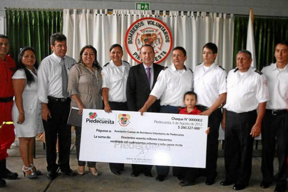 El Cuerpo de Bomberos Voluntarios de Piedecuesta, recibieron del Municipio 260 millones de pesos para oxigenar la crisis financiera que padecen desde Julio del 2011. (Foto: Suministrada/ VANGUARDIA LIBERAL )