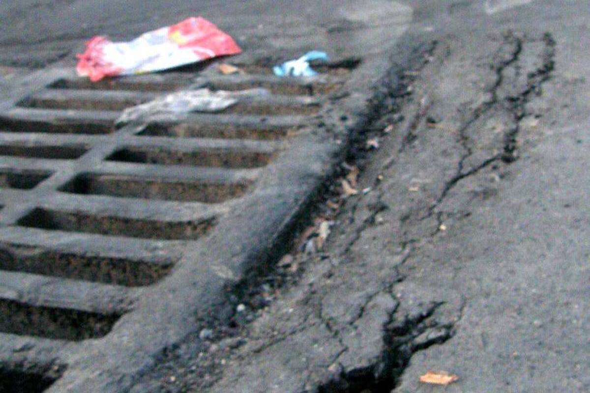 En mal estado fueron dejadas estas rejillas del sistema de alcantarillado pluvial con un pavimento endeble y en desnivel. (Foto: Edgar Omar Bustos A/ VANGUARDIA LIBERAL )