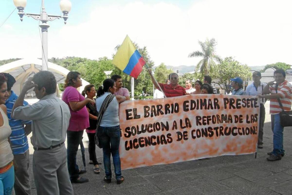 Ante la Alcaldía, representantes del pequeño gremio de la construcción exigieron igualdad del Gobierno para la entrega de licencias y permisos, al igual que hacen con las grandes compañías constructoras. (Foto: Edgar Omar Bustos A/ VANGUARDIA LIBERAL )