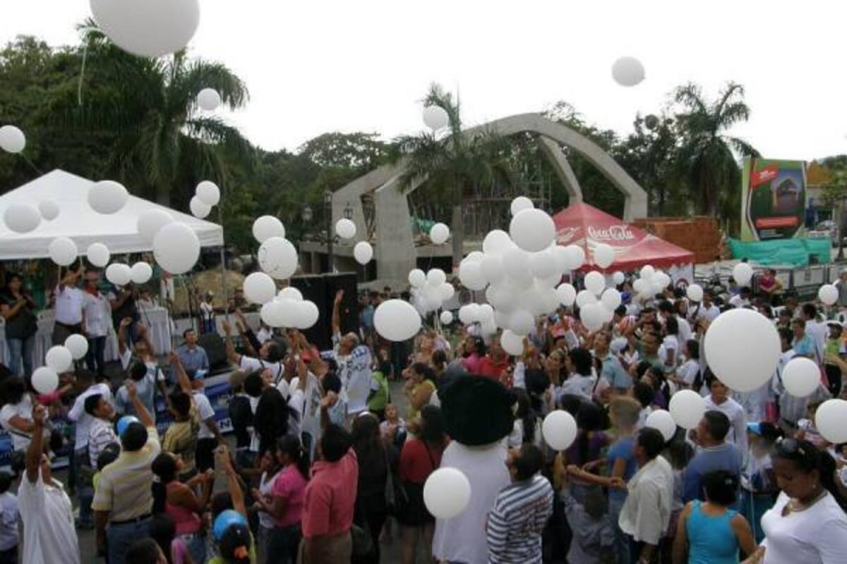 Alrededor de 500 personas participaron ayer en Piedecuesta de la primera jornada nacional de reconciliación, en la que los desmovilizados pidieron perdón a la sociedad por sus actos de guerra. (Foto: Javier Gutiérrez / VANGUARDIA LIBERAL )