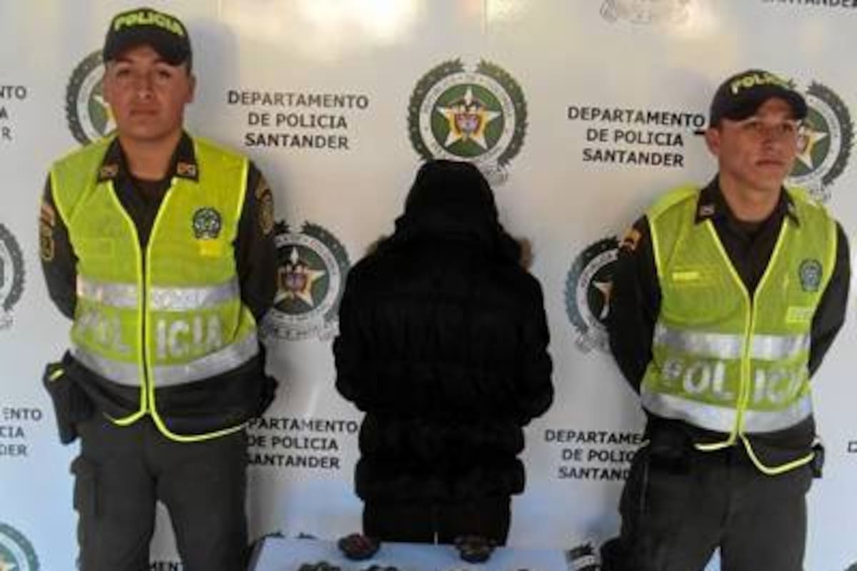 Una mujer de 31 años, natural de Bogotá, fue capturada y se incautaron artefactos de metal que se utilizan en las llantas delanteras de los vehículos con doble tracción. (Foto: Suministrada / VANGUARDIA LIBERAL)