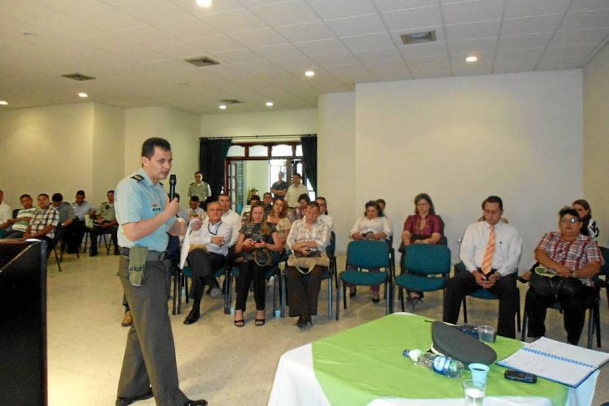 A la reunión entre directivas de entidades bancarias asistió el secretario general y de gobierno de San Gil Israel Torres Chacón, el coronel Nelson Quiñones Manchola, comandante Primer Distrito de Policía y el coronel Edgar Enrique Nieto Cárdenas comandante de policía del departamento y unidades de policía del Distrito. (Foto: Nancy Acuña R. /VANGUARDIA LIBERAL)