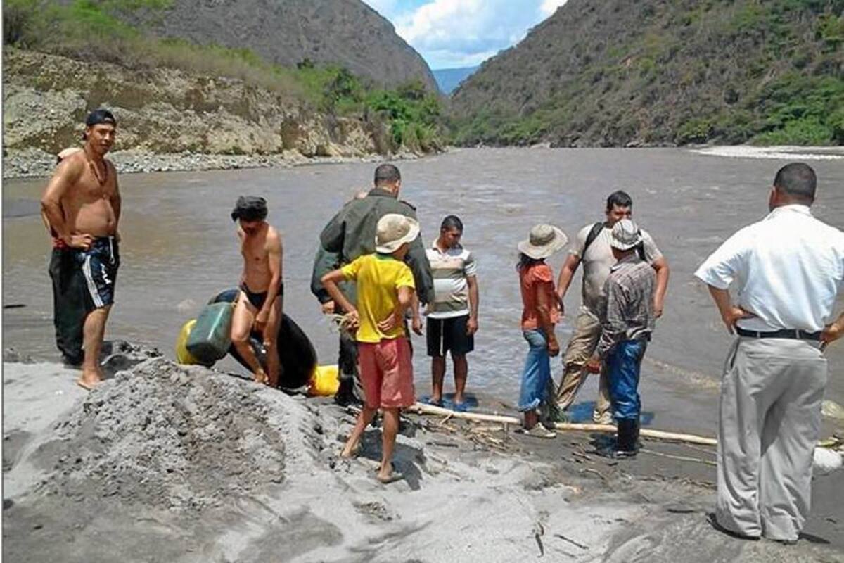 Este es el momento en que Sergio Gómez Torres fue rescatado del río Chicamocha. (Foto: Suministrada /VANGUARDIA LIBERAL)