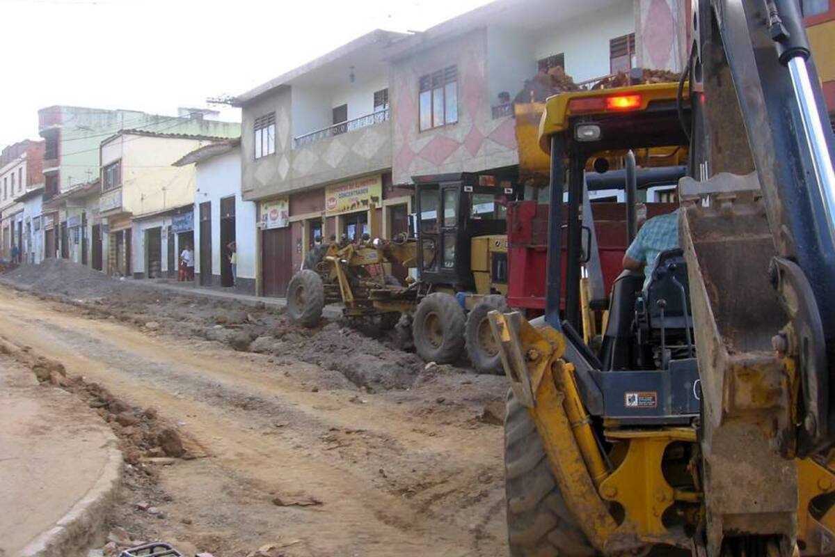 Alrededor de 60 centímetros de ancho tiene el andén actual que hay en la cuadra y que la población espera que cambien, paralelo a las obras de recuperación de la vía. (Foto: Nancy Gómez/VANGUARDIA LIBERAL)