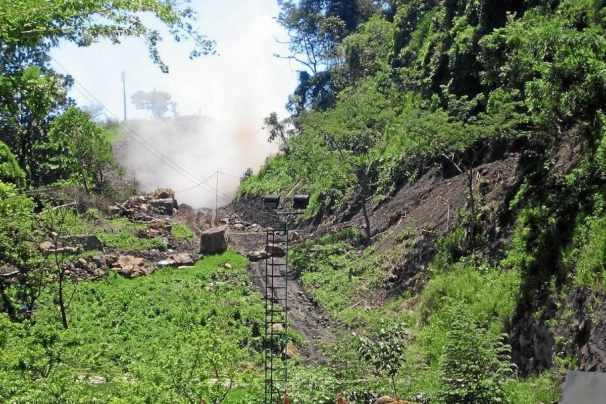 Aspectos del primer procedimiento de detonación de la roca en el kilómetro 105 más 600 metros, que contó con el suministro de material explosivo de Indumil y fue operado por unidades del Batallón de Artillería No. 5 José Antonio Galán del Socorro. (Foto: Nancy Gómez Cala /VANGUARDIA LIBERAL )