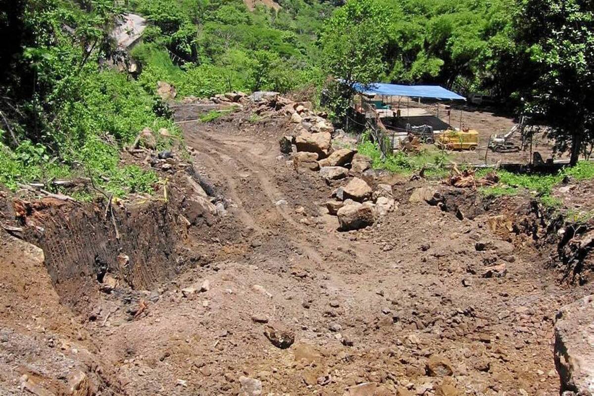 En este punto se dinaminó ayer el talud oriental de El Teherán, en coordinación entre la Concesión Vial Los Comuneros y el Invías, tarea que contará con la colaboración de la Policía de Carreteras en el control del tráfico. (Foto: Nancy Gómez Cala /VANGUARDIA LIBERAL )