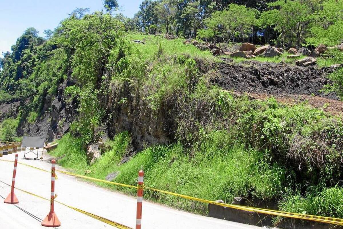Sitio donde hoy se detonarán nuevas rocas del talud oriental, con cierre de la vía desde las 2:00 de la tarde, con duración de tres horas. (Foto: Nancy Gómez Cala /VANGUARDIA LIBERAL )