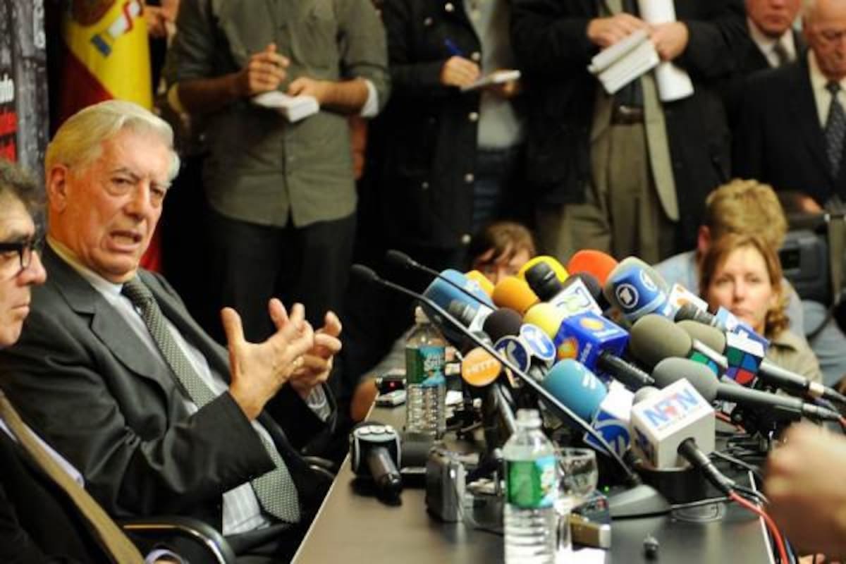 Incrédulo hasta sospechar que se trataba de una broma pesada, tal vez desgastado por la promesa que durante décadas postergó la Academia Sueca de las Letras, tras discretas confesiones de resignación, luego de más de medio siglo de su primera publicación, el escritor peruano Mario Vargas Llosa recibió la noticia de que había sido galardonado con el Premio Nobel de Literatura 2010.