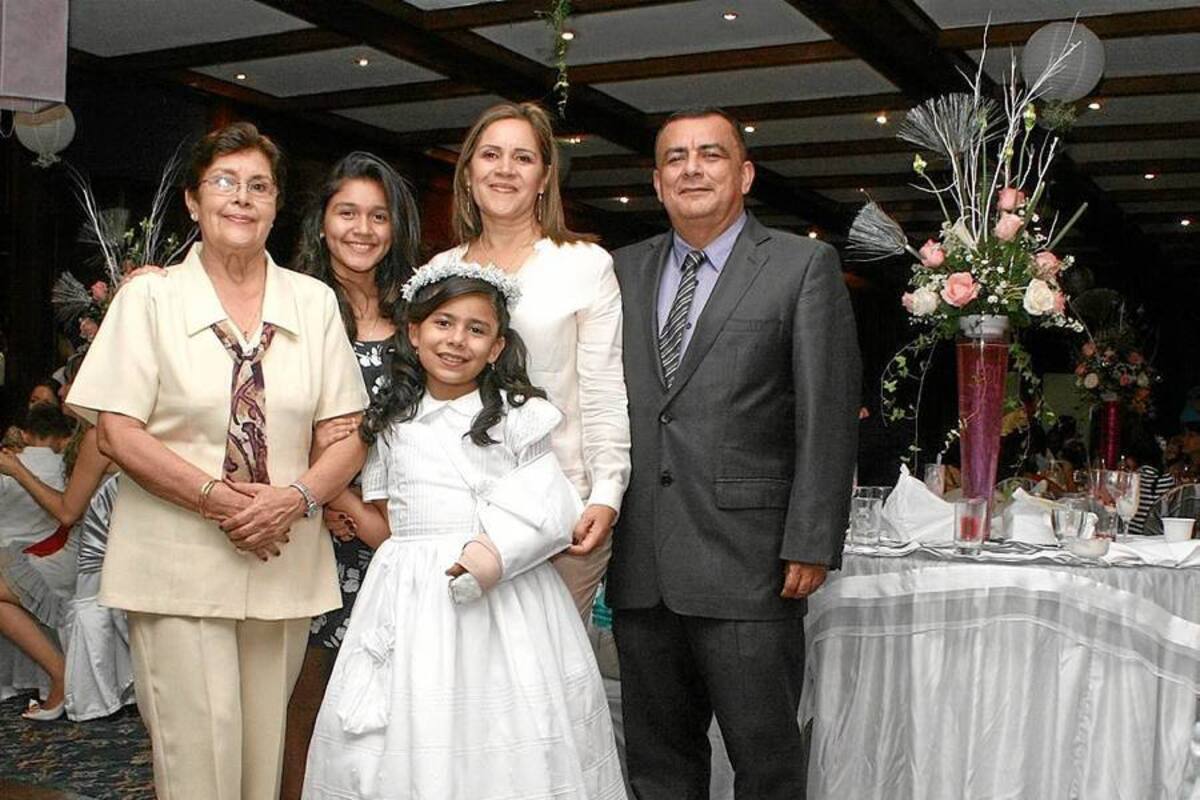 Natalia Andrea Tarazona Pérez, Virginia Zúñiga, María Lucía Tarazona, Sonia Mesti Pérez y Oswaldo Tarazona. (Foto: Mauricio Betancourt / VANGUARDIA LIBERAL)