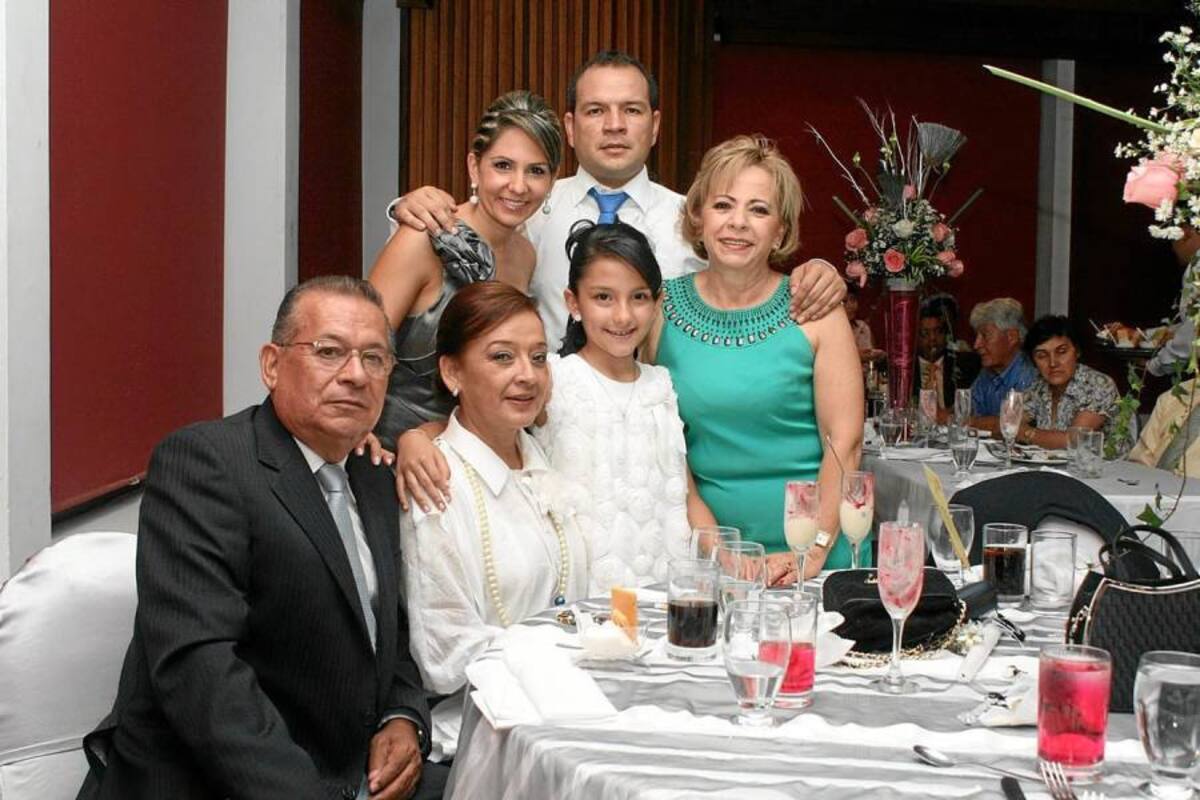 Guillermo Acevedo, Elizabeth García, Isabella Acevedo Gooding, María Cristina Bustos, Andrea Gooding y Jovany Acevedo. (Foto: Mauricio Betancourt / VANGUARDIA LIBERAL)