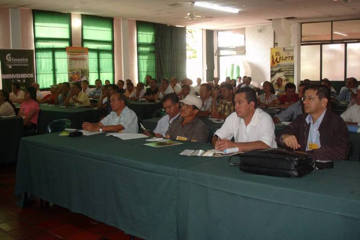 Aspectos del seminario al cual asisten 120 personas aproximadamente de asociaciones productoras de 12 regiones paneleras del país; casas comerciales como Sembro, Nutrimón, Mejisulfatos y de Unipamplona, Fedepanela, Cenicaña, entre otras. (Foto: Nancy Acuña R. /VANGUARDIA LIBERAL)