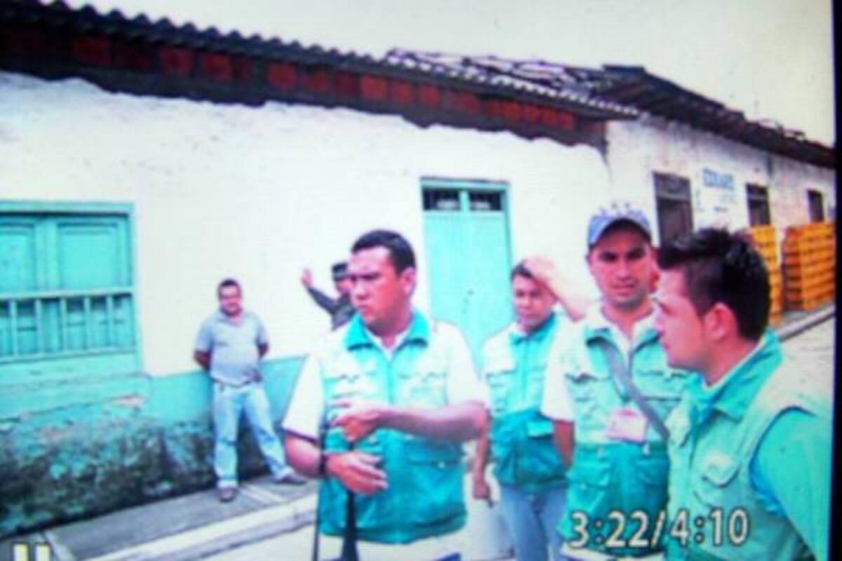 Personal contratado para hacer efectiva la orden de cortar el suministro de agua, el pasado 1 de septiembre, pero la comunidad se opuso(Foto: Suministrada /VANGUARDIA LIBERAL)