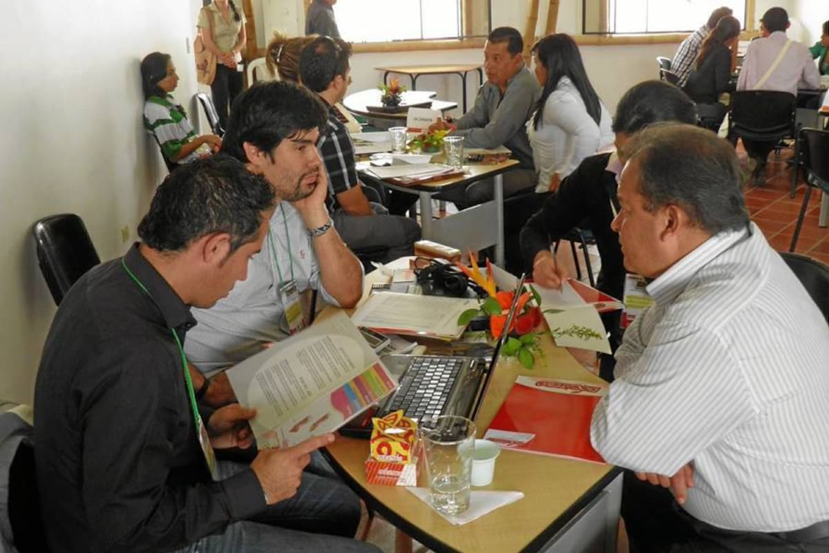 Asistentes a la primera rueda de negocios, organizada por el Centro de Gestión Agro Empresarial del Oriente Sena, Vélez, evento en el cual se obtuvieron excelentes intenciones de compra por parte de reconocidas empresas nacionales. (Foto: Luis Fernando Martínez Vargas. /VANGUARDIA LIBERAL)