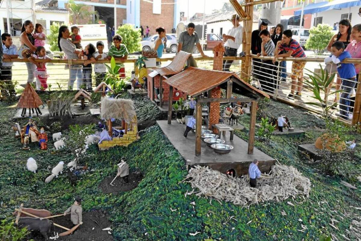 Gigantesco y novedoso pesebre que cuenta con movimiento de todas sus piezas, y recrea la idiosincrasia de los pareños, se puede apreciar en el parque principal de San José de Pare. (Foto: Luis Fernando Martínez Vargas /VANGUARDIA LIBERAL)