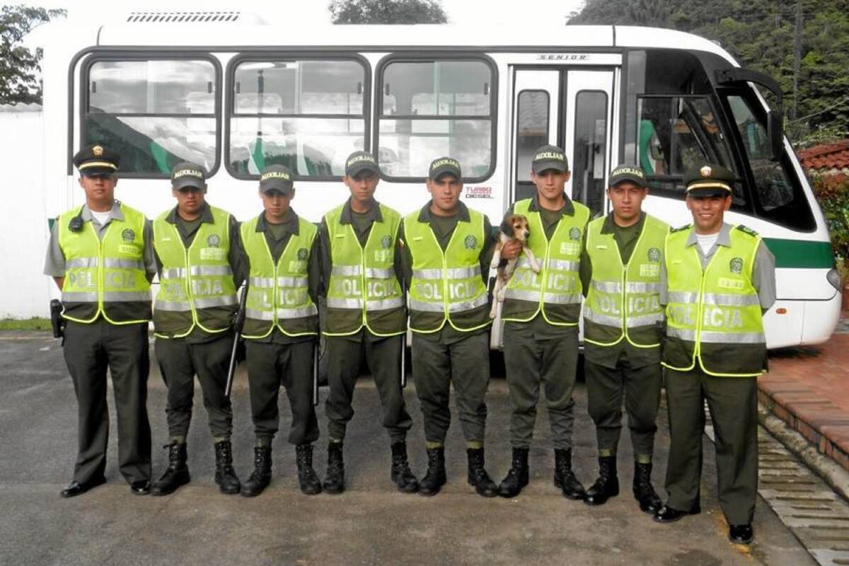 Los auxiliares de Policía que hasta ayer pertenecían al Tercer Distrito de Barbosa, terminaron las labores en esta ciudad, la comunidad los despidió agradeciéndoles la colaboración en la prestación de su servicio a la comunidad. (Foto: Suministrada/VANGUARDIA LIBERAL)