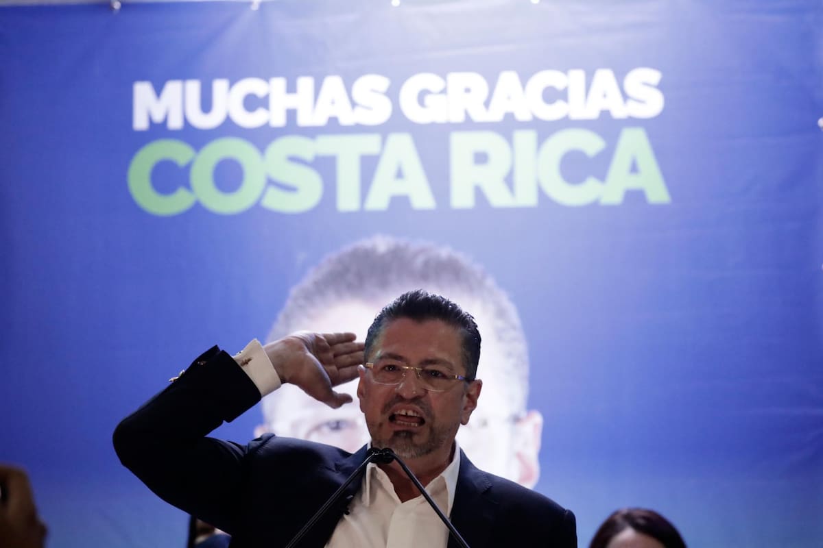 El presidente electo de Costa Rica Rodrigo Chaves habla hoy, al finalizar la segunda ronda de elecciones presidenciales, en San José (Costa Rica). EFE / VANGUARDIA