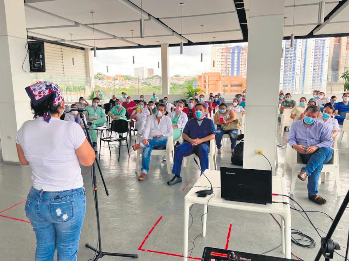 En la tarde de ayer, se hizo entrego oficial del reconocimiento. Participó el personal involucrado en la unidad y familias. (Foto: Jaime del Río / VANGUARDIA)