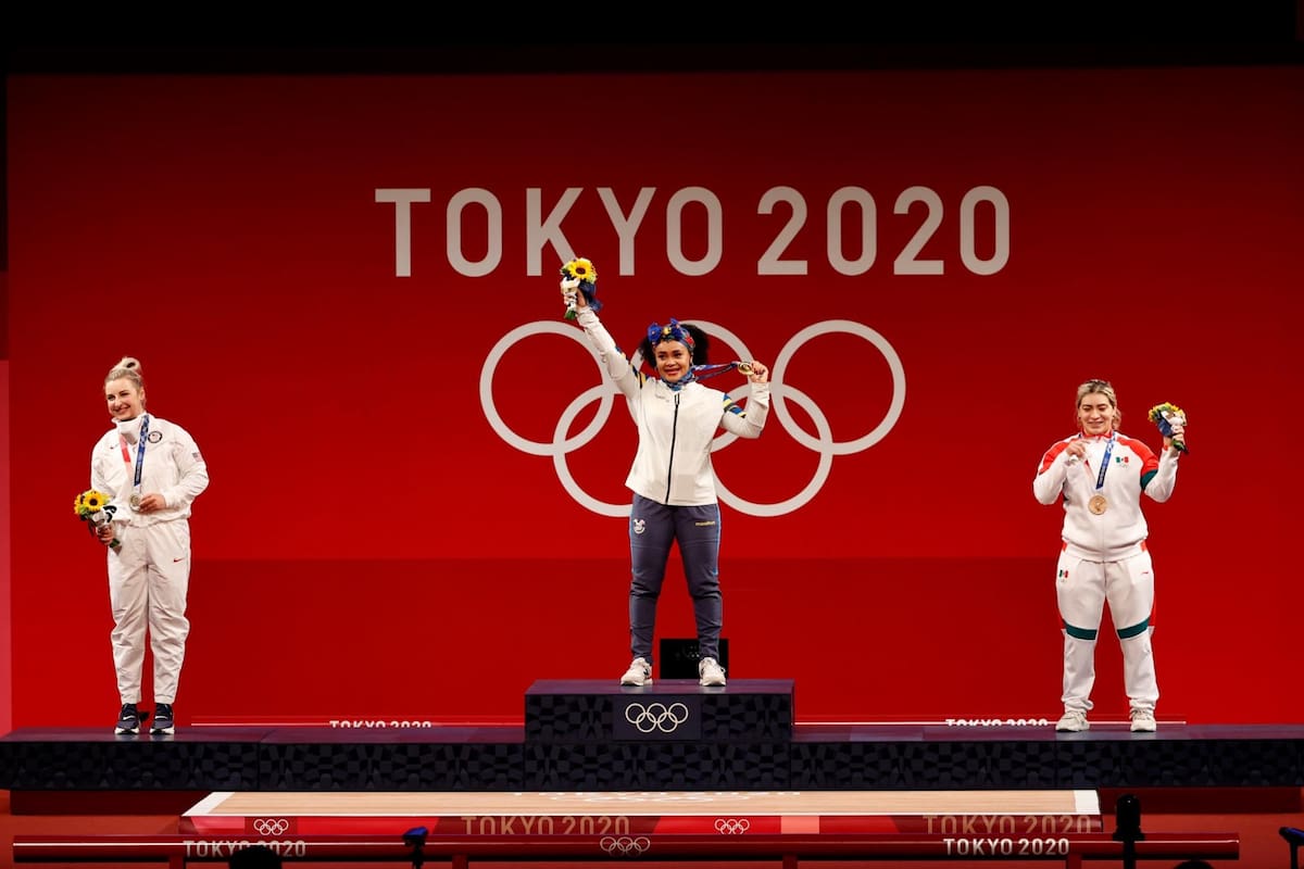 La ecuatoriana mexicana Neisi Patricia Dajomes Barrera posa con la medalla de oro, junto a la estadounidense Elizabeth Katherine Nye, plata y la mexicana Aremi Fuentes Zavala, bronce en la categoría de 76kg femenino de halterofilia durante los Juegos Olímpicos 2020, este domingo en el Foro Internacional de Tokio (Japón). EFE / VANGUARDIA