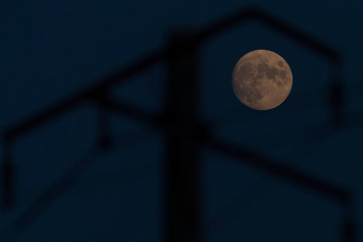 Luna creciente al 98.7 % vista desde el sur de Lugo, en España. La primera luna del otoño tuvo lugar ayer. EFE / VANGUARDIA
