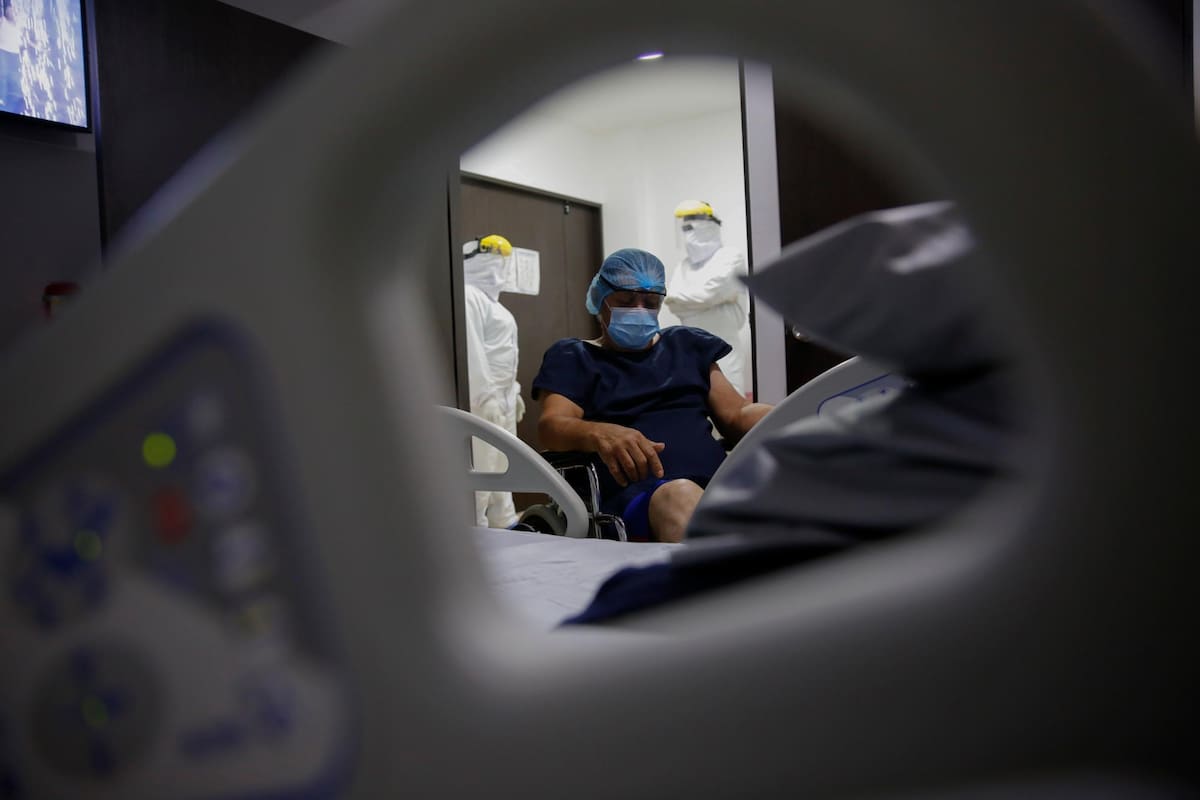Un paciente espera ser trasladado luego de recibir el alta médica tras superar la enfermedad del COVID-19, en la ciudad de Cali (Colombia). (Foto: EFE / VANGUARDIA)