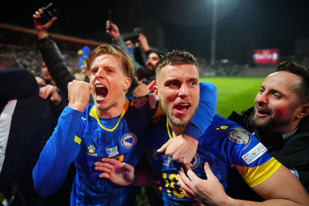 Jugadores de Bosnia-Herzegovina celebran la clasificación de su selección para el Mundial 2026 tras derrotar a Italia en los penaltis en el partido disputado este martes en Zenica (Bosnia). EFE/NIDAL SALJIC
