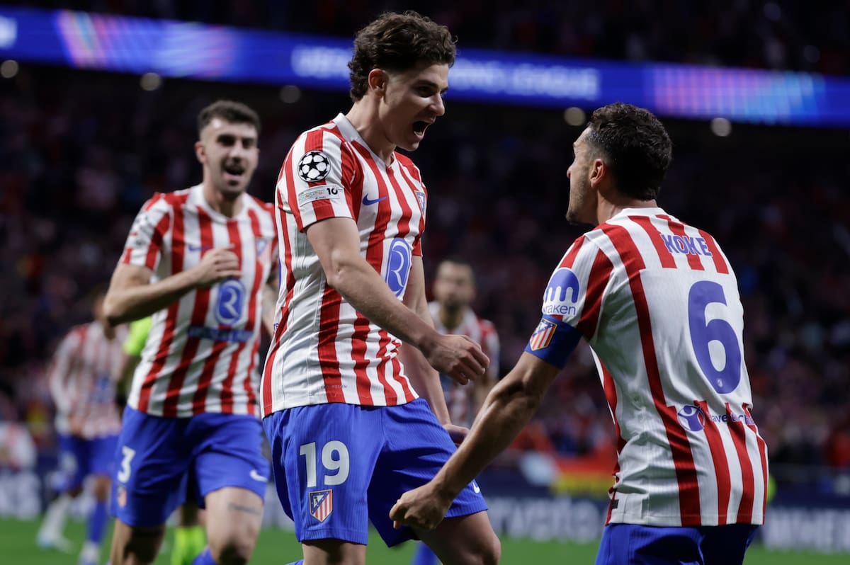 El delantero del Atlético de Madrid Julián Álvarez (c) celebra tras marcar el 1-1 durante el encuentro correspondiente a la ida de las semifinales de la Liga de Campeones que Atlético de Madrid y Arsenal disputaro en el estadio Metropolitano, en Madrid. EFE/Juanjo Martín
