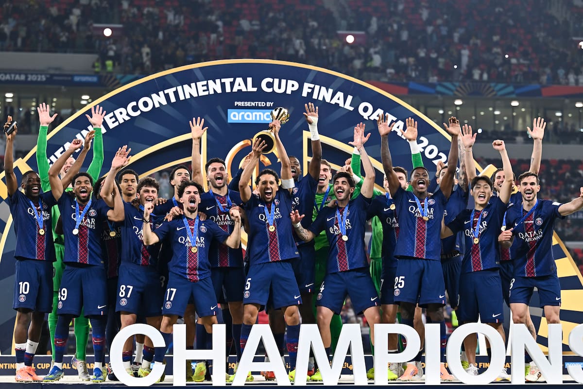 Los jugadores del PSG celebran el título tras la final de la Copa Intercontinental que han jugado en el estadio Ahmad Bin Ali Stadium en Al-Rayyan, Catar. EFE/EPA/NOUSHAD THEKKAYIL