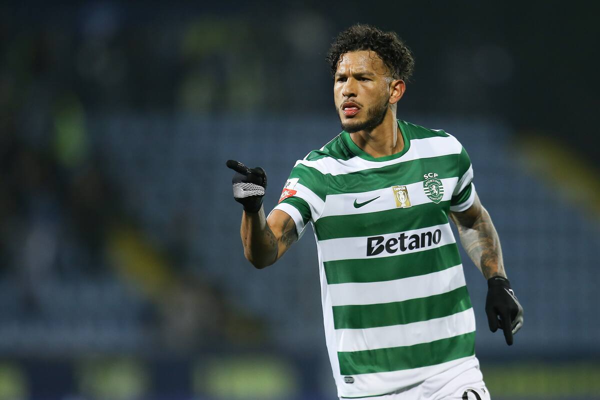 El jugador del Sporting Luiz Suarez celebra el 0-1 durante el partido de la Liga Portuguesa que han jugado Arouca y Sporting, en Arouca, Portugal. EFE/EPA/MANUEL FERNANDO ARAUJO