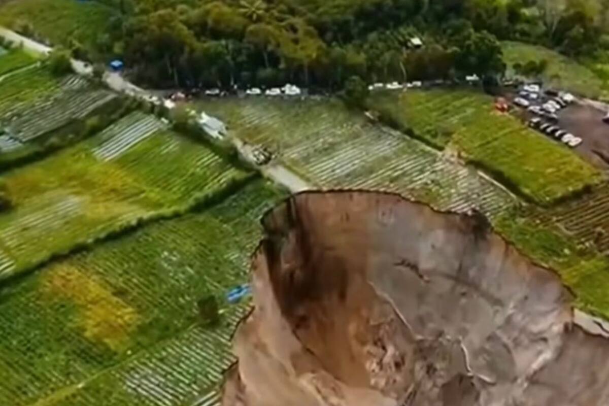 El socavón en Pondok Balik, Aceh Central, ya supera los 30.000 metros cuadrados y continúa expandiéndose, poniendo en riesgo viviendas e infraestructura.
Foto tomada de : Pantallazo de video de Instagram